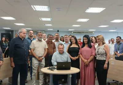 O secretário Thales Fernandes assina Acordo de Cooperação Técnica com 50 prefeituras