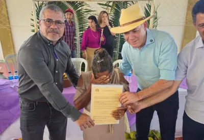 Produtora rural se emociona ao receber o título de propriedade da terra, depois de 34 anos de espera