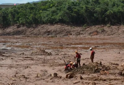 Bombeiros na operação de busca