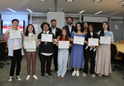Estudantes recebem prêmio do Concurso de Redação Maio Amarelo, do Governo de Minas