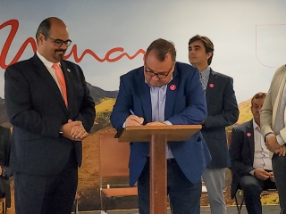 secretario thales fernandes assina termo de cooperação para doação de fertilizantes ao lado do presidente da emater, otavio maia, do vice-governador, professor mateus e do presidente da Harsco