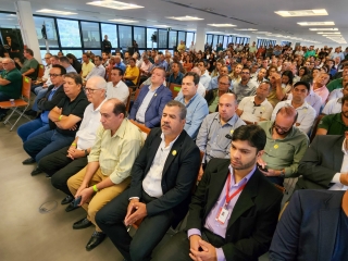 público acompanha a solenidade de doação de fertilizantes pela harsco