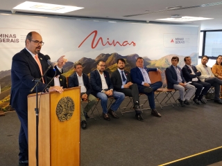 vice governador professor mateus discursa durante solenidade de doação de fertilizantes pela empresa harsco