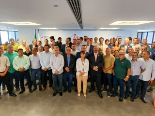 foto das autoridades e prefeitos durante solenidade de doação de fertilizantes pela empresa harsco