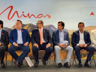 dispositivo de autoridades durante solenidade de doação de fertilizantes pela empresa harsco, da esquerda pra direita: secretario de desenvolvimento economico fernando passalio, secretario de agricultura thales fernandes, vice-governador professor mateus, presidente da harsco, deputado estadual antonio carlos arantes e presidente da emater otavio maia