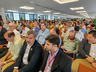 foto do público que acompanha a solenidade de doação de fertilizantes pela harsco