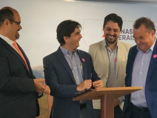 da esquerda pra direita vice-governador professor mateus, presidente da harsco, presidente da emater otavio maia e secretário de agricultura thales fernandes durante assinatura do termo de doação de fertilizantes