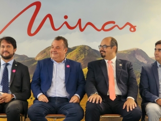 sentados da esquerda pra direita secretário de desenvolvimento economico fernando passalio, secretário de agricultura thales fernandes, vice-governador professor mateus e presidente da harsco com inscrição Minas ao fundo
