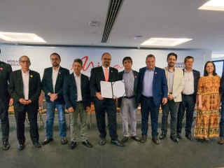 foto oficial do evento de doação de fertilizantes pela harsco com todas as autoridades de pé e o vice governador professor mateus segurando o documento assinado que oficializa a doação 