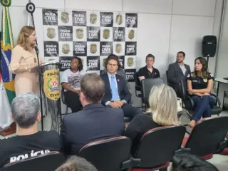Placa no Instituto de Identificação da PCMG homenageia joias de Brumadinho - Fevereiro de 2024