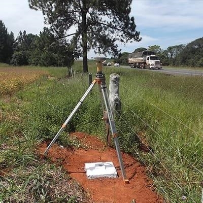 Equipamento de georreferenciamento em área rural