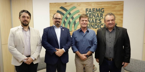 presidente da emater minas, otavio maia, vice-governador professor mateus, presidente da faemg, antônio de salvo e secretário de agricultura, thales fernandes, de pé posando para uma foto