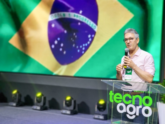 governador Romeu Zema em cima do púlpito palestrando durante a tecnoagro