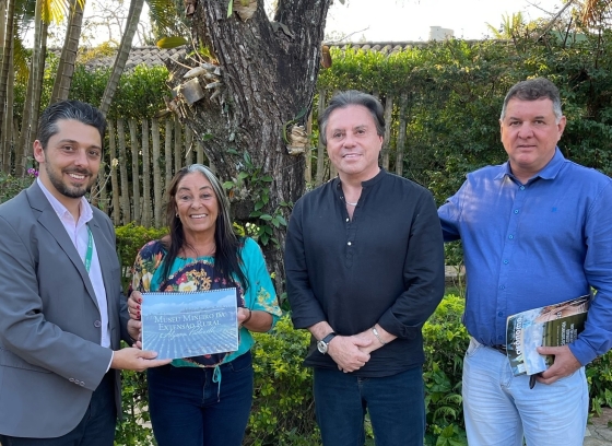 quatro pessoas na foto em pé pousando para a câmera