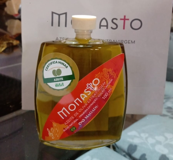 Foto mostra a embalagem do azeite com o selo do programa Certifica Minas