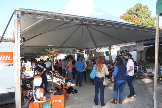 Tenda da Azeitech com visitantes