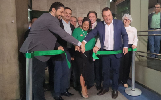 secretario geral cortando a faixa de inauguração do museu