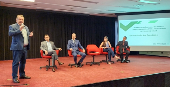 Dispositivo do evento, com o secretário Thales Fernandes em pé, ao microfone