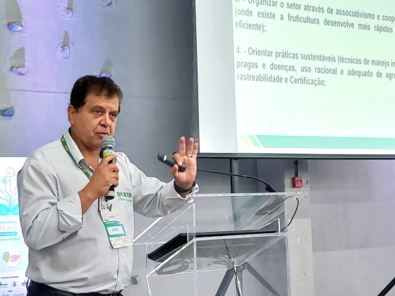 Foto mostra o Coordenador Estadual da Emater-MG, Deny Sanábio, fazendo apresentação no congresso de fruticultura