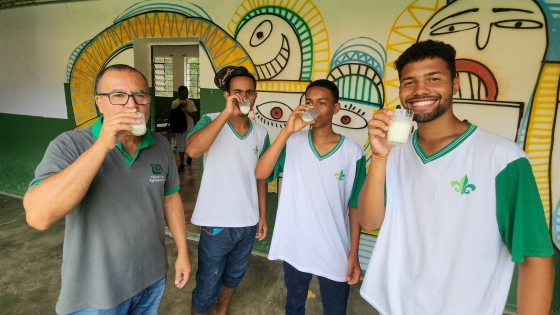 quatro homens na foto bebendo leite