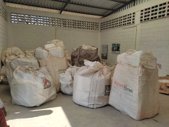 depósito com embalagens vazias de defensivos agricolas