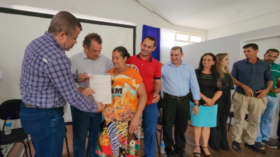 Secretário de Agricultura, Thales Fernandes, entrega título de propriedade rural aos agricultores familiares de Montezuma