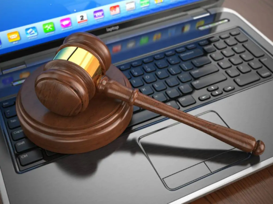 martelo de juiz em cima de um notebook