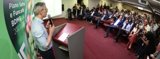 governador Romeu Zema em cima do púlpito palestrando durante apresentação