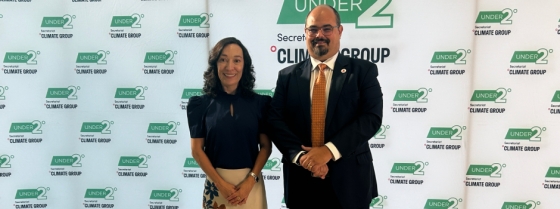 vice governador professor mateus e secretária de meio ambiente marília carvalho de melo de pé com um painel da COP28 ao fundo
