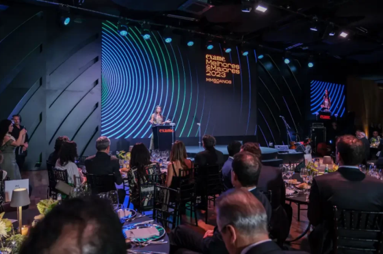 Foto da cerimônia de premiação Maiores e Melhores, da revista Exame, em 2023