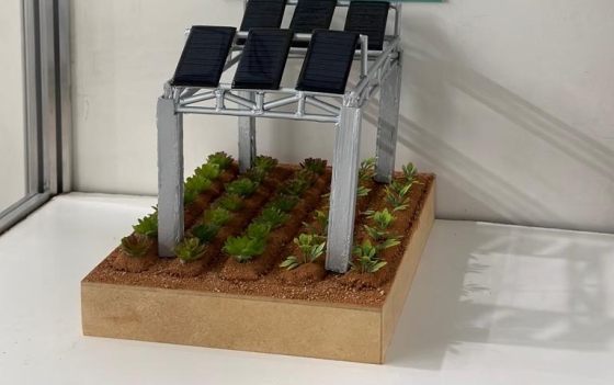 maquete agrivoltaica em cima de uma mesa