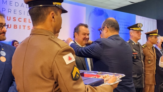 Governador em exercício Professor Mateus entrega Medalha JK ao Secretário de Agricultura Thales Fernandes
