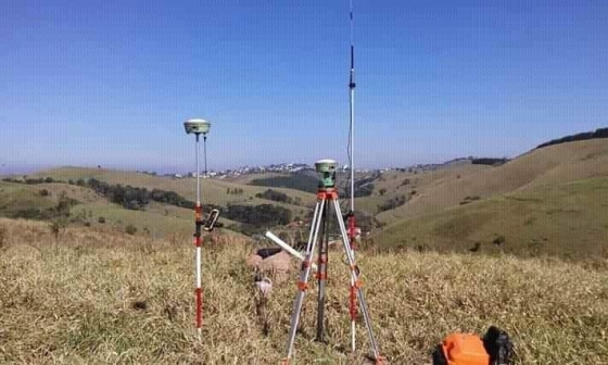Equipamentos de medição georreferenciada em área rural. 