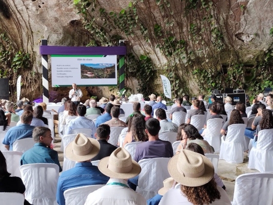 Palestrante se apresenta a um público composto por diversos agricultores