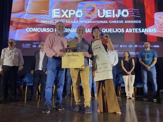 Secretário Adjunto João Ricardo Albanez ao lado do grande vencedor da Expoqueijo e da organizadora do evento