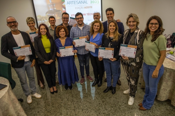 pessoas em pé segurando certificado em suas mãos
