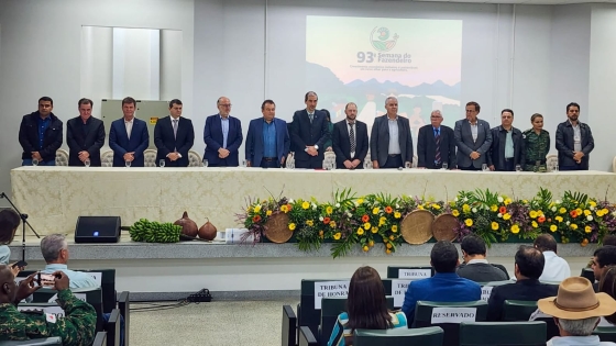 quatorze pessoas em pé em cima do púlpito durante cerimonia da UFV