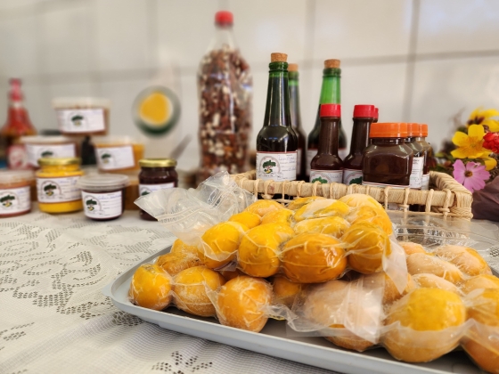 Mesa com pequis e outros produtos da agricultura familiar. 