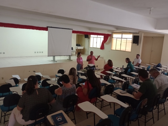 Foto de ângulo superior de reunião com diferentes órgãos do Sistema Agricultura e do Sistema Meio Ambiente sobre a regularização de piscicultores.