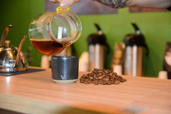 Foto mostra um café especial sendo servido