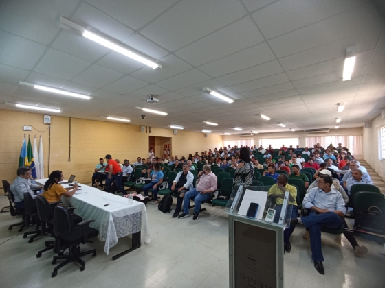 Imagem de um auditório cheio, com pessoas sentadas, acompanhando o seminário sobre o Programa Garantia-Safra.