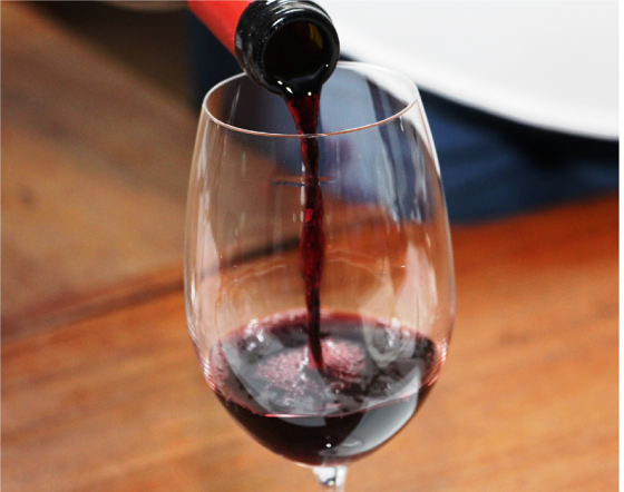 Imagem colocando vinho na taça