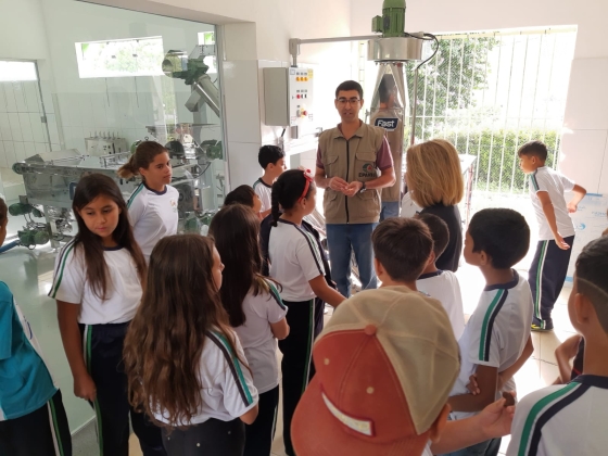 Estudantes no campo experimental da Epamig