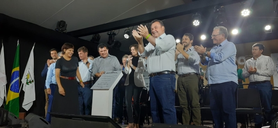 Secretário de Agricultura Thales Fernandes e convidados no palco durante solenidade de abertura da Expoqueijo