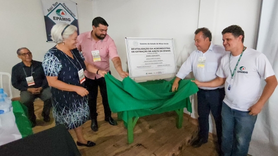 Autoridades descerram a placa de agroindústria reinaugurada