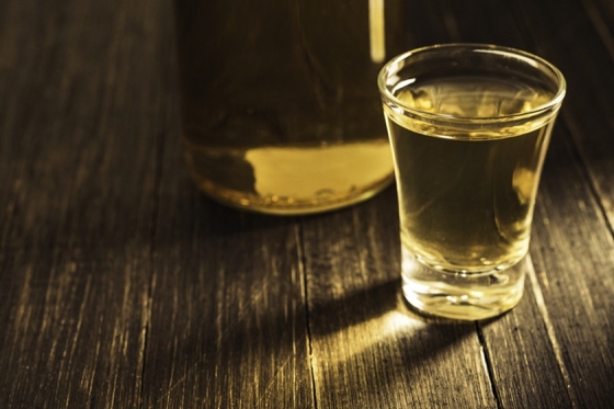 Foto de um copo americano com cachaça.