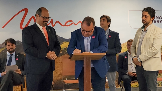 Secretário de Agricultura, Thales Fernandes, assina termo de cooperação acompanhado do vice-governador Professor Mateus e do presidente da Harsco, Wender Andrade Alves.