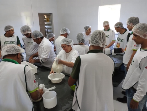 Imagem de uma turma durante o curso de queijos artesanais