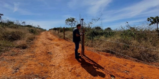 Homem realiza georreferenciamento no campo