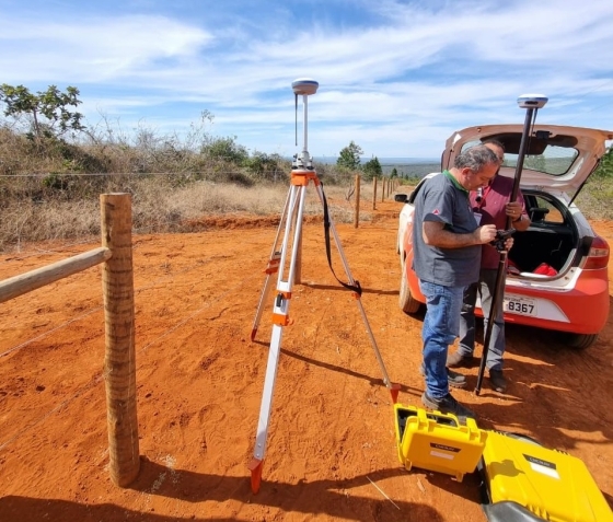 Foto mostra técnico fazendo a medição de uma propriedade rural
